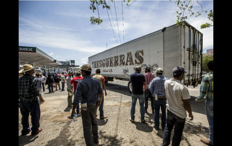 Los inconformes utilizaron camiones repartidores, autobuses, mototaxis y camiones tipo volteo para evitar el paso. EL INFORMADOR / ARCHIVO