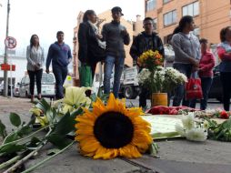 Se llevaron flores a las afueras del sitio donde la menor fue asesinada. AFP / ARCHIVO