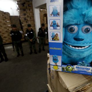 Por una 'Navidad feliz', gobierno de Venezuela ordena remates de ropa y juguetes