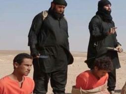 El Estado Islámico muestra los asesinatos en un video grabado en una zona desértica del sureste de Homs. ESPECIAL /