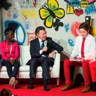Niños son el objetivo principal del proceso de paz: Santos