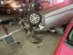 La conductora del auto volcado presentó lesiones de consideración por lo que fue trasladada a servicios médicos. ESPECIAL /