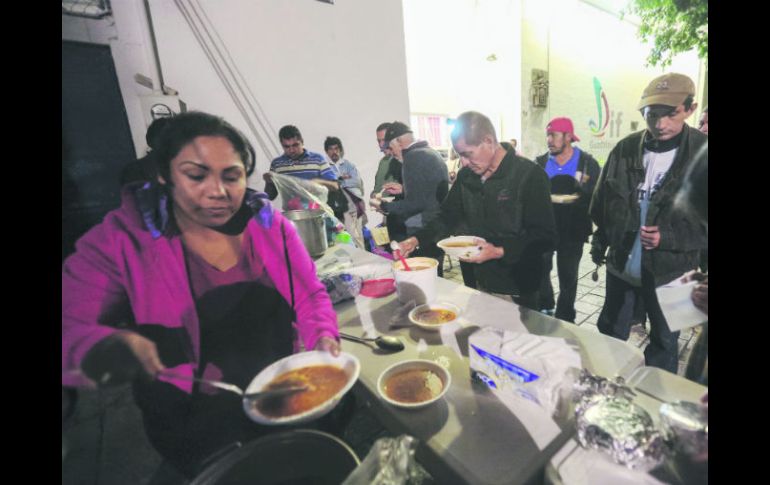 Empatía. Siempre hay voluntarios dispuestos a llevar cena a este albergue. EL INFORMADOR / G. Gallo