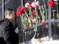 Dos explosiones, una causada por un coche bomba, y la otra por un kamikaze, se produjeron anoche cerca del estadio de futbol Besiktas. EFE / C. Turkel