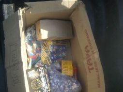 La persona condujo a los policías hasta un auto Golf, donde los oficiales encontraron la pirotecnia. ESPECIAL /