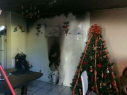 Los bomberos recuerdan que instalar adornos navideños obliga a duplicar las medidas preventivas dentro de casa. ESPECIAL /