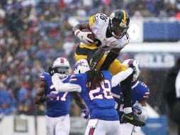 Le'Veon Bell anotó tres veces e impuso un récord de la franquicia con 236 yardas por tierra. AFP / T. Szczerbowski