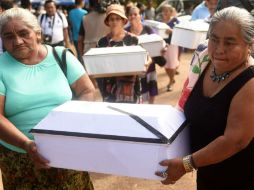 Llegó la hora del descanso eterno y la posibilidad de que familiares y amigos puedan visitar las pequeñas tumbas de las víctimas. AFP / M. Recinos