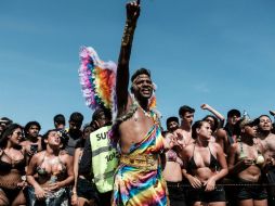 Los participantes sostuvieron banderas con los colores del arcoíris y bailaron a lo largo del malecón. AFP / Y. Chiba