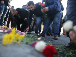 Varias personas colocaron claveles en el sitio de la explosión a manera de homenaje. EFE / T. Bozoglu