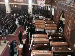 Teodoro II aseguró frente a los féretros de una decena de víctimas mortales que el pueblo egipcio no es violento ni el terrorista. AP / N. El-Mofty