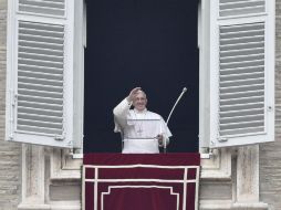 Francisco concluye su mensaje diciendo que en 2017 'todos podemos ser artesanos de la paz'. EFE / G. Onorati