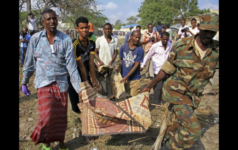 El grupo Al Shabab perpetra atentados en contra de civiles, policías, militares y representantes del gobierno. AP / F. Abdi