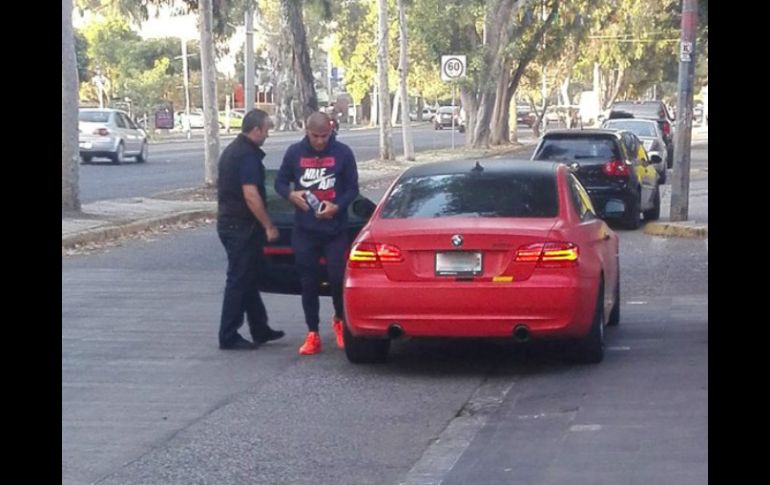 Carlos Salcido, a su llegada para realizarse pruebas médicas. EL INFORMADOR / A. Ramírez