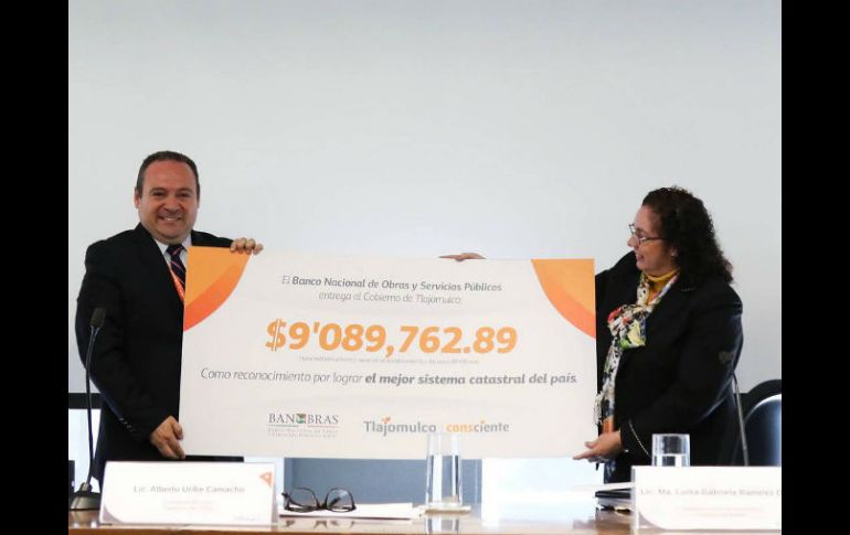 El alcalde Alberto Uribe recibió un cheque de nueve millones por parte de Banobras. FACEBOOK / AlbertoUribeCamacho