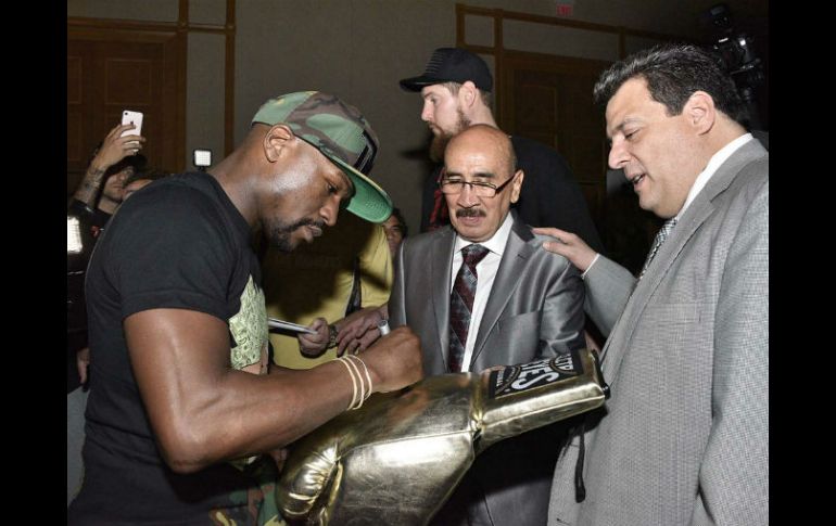 Mayweather Jr. se mostró de muy buen humor y accedió a dar autógrafos y fotografías. NTX / D. Torres