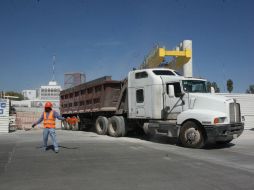 Se colocará una lona extra para evitar que caiga tierra durante los traslados. EL INFORMADOR / M. Vargas