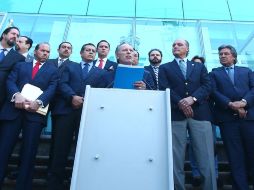 Representantes de la sociedad civil se reunieron afuera de la ASEJ y exigieron a los diputados elegir con responsabilidad. EL INFORMADOR / E. Barrera