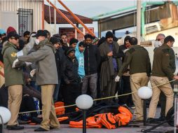 Los inmigrantes que quieren llegar a Italia pasan por verdaderas penurias en su travesía. AFP / ARCHIVO
