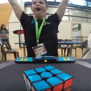Joven rompe récord mundial al armar un cubo de Rubik
