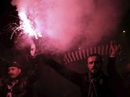 Turcos se manifiestan contra los atentados a las afueras del estadio Vodafone en Estambul. EFE / S. Suna