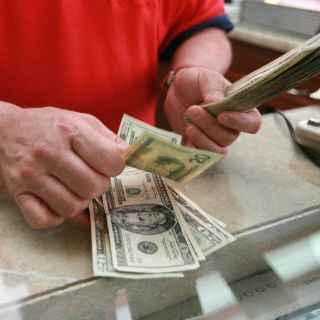 Dólar se vende en 20.69 pesos en bancos