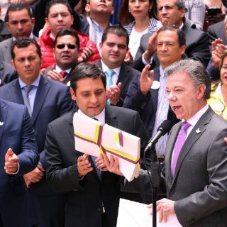 Corte de Colombia avala 'fast track' para implementar paz
