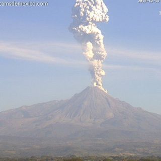 Volcán El Colima produce fumarola de tres kilómetros