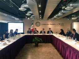 El subsecretario y el cónsul General de México en Los Ángeles, Carlos García de Alba, se reunieron con Arturo Vargas. TWITTER / @ConsulMexLan