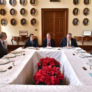 Meade se reúne con ex secretarios de Hacienda en Palacio Nacional