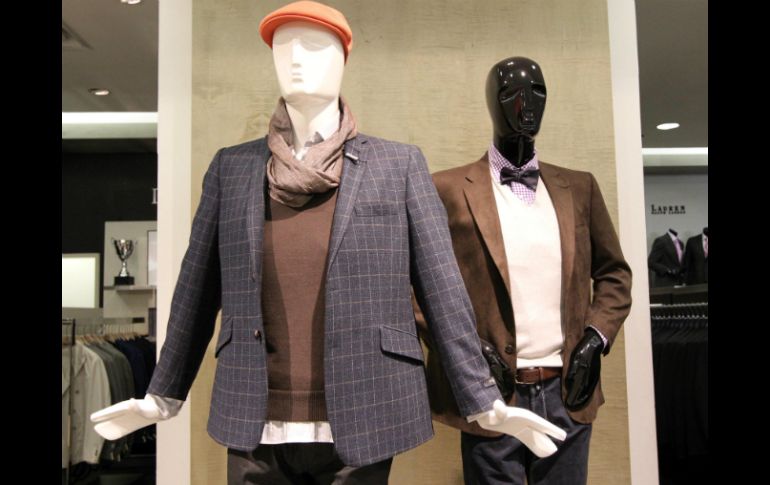 La tendencia propone usar abrigos más largos y con capucha o chamarras de corte juvenil. EL INFORMADOR / ARCHIVO