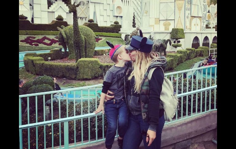 La rubia aparece junto a su hijo dándose un beso en la boca mientras posan en un paisaje de Disney. INSTAGRAM / hilaryduff