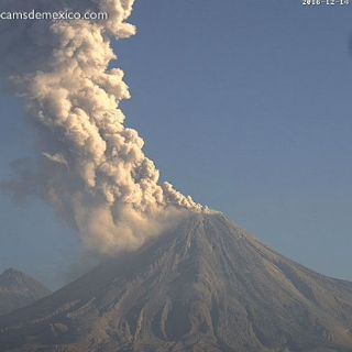 Volcán El Colima emite fumarola de 1.8 kilómetros
