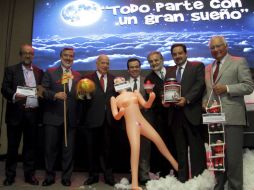 Por la fotografía, las redes sociales estallaron en críticas que señalaron lo sexista del regalo. AP / J. Cadenas