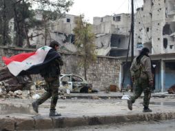 Soldados sirios caminan en un barrio del este de Alepo. EFE / STR