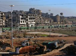 Minibuses y furgonetas esperan la autorización para ponerse en marcha. AFP / Y. Karwashan