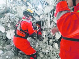 Elementos de Protección Civil trabajan entre los escombros para tratar de rescatar el cuerpo de Francisco Javier Nario Ramírez. ESPECIAL /