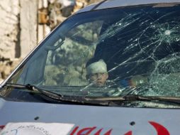 Un herido espera en el interior de una ambulancia a que comience la partida. AFP / K. Al-Masri