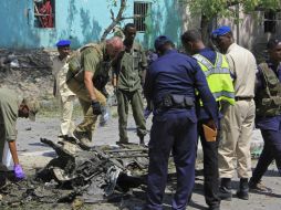 La fuerza del estallido causó importantes daños al restaurante que se hallaba cerca del auto. EFE / A. Warsameh