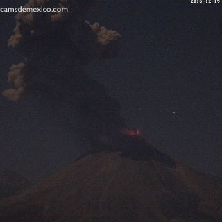 Volcán El Colima emite fumarola esta madrugada
