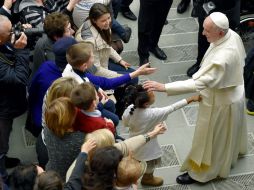 El Papa escucha los testimonios de una enfermera, un auxiliar, un estudiante de enfermería y una expaciente. AFP / A. Solaro