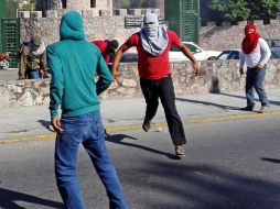 Seis docentes fueron detenidos por bloquear vías del tren y enfrentarse con policías estatales. SUN / ARCHIVO
