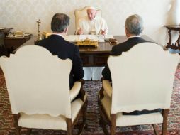 Los tres hombres se reunieron en el despacho privado de Francisco para analizar acuerdo con las FARC. AP / Especial