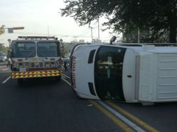Un paramédico, una mujer de 41 años y un hombre de 38 años, resultaron lesionados a causa del accidente. ESPECIAL / Bomberos Zapopan