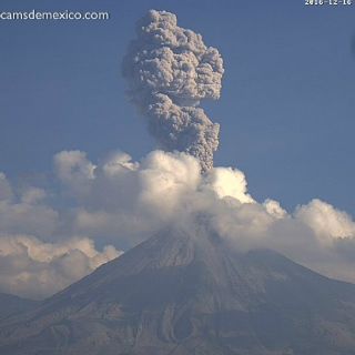 Volcán de Fuego emite fumarola de más de dos kilómetros