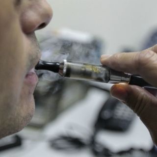 Cigarro electrónico se incendia a bordo de un avión