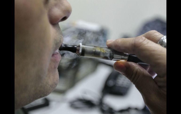 En EU, está prohibido subir cigarrillos electrónicos en el equipaje, pero no está permitido su uso a bordo de aviones. EL INFORMADOR / ARCHIVO