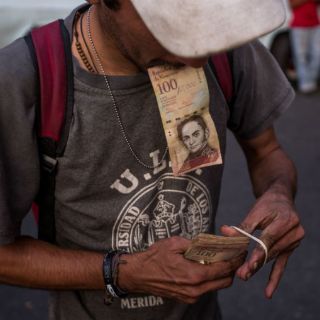 Venezolanos afrontan falta de billetes nuevos