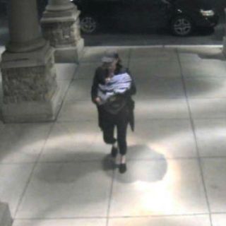 Mujer roba figura de niño Jesús; alega que no lo cuidaban