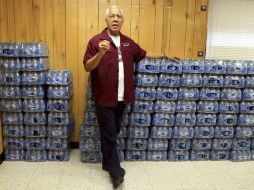Las autoridades locales tomaron la decisión de empezar a distribuir el agua embotellada de forma gratuita. AP / G. Hernández